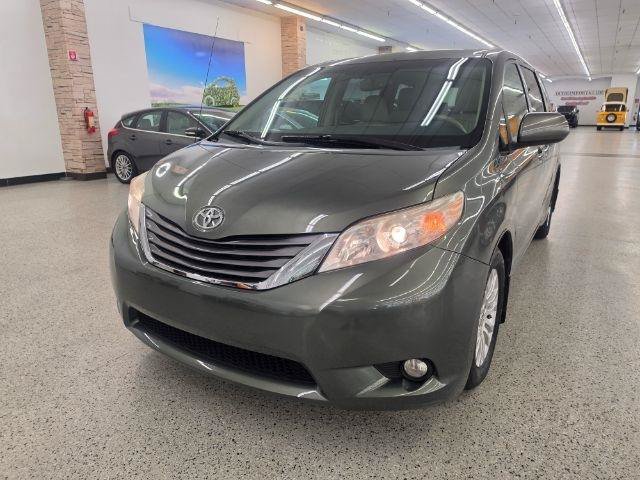 Used 2013 Toyota Sienna XLE FWD image 2