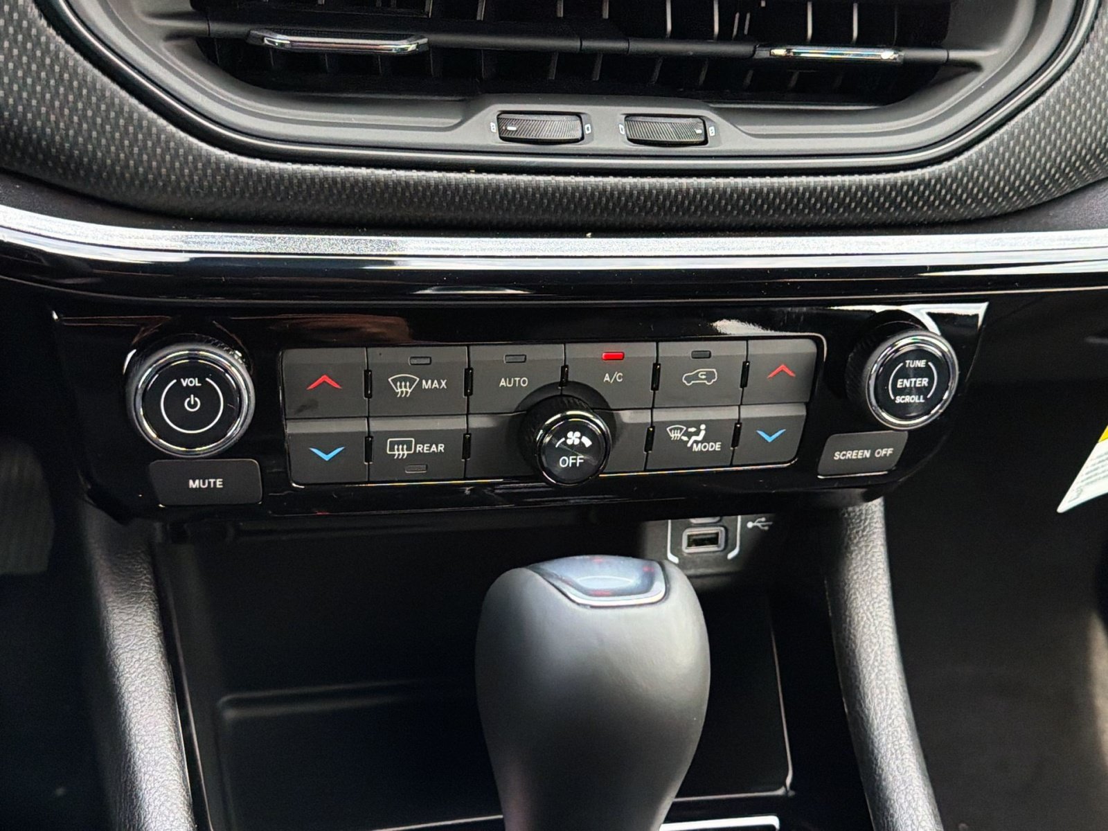 New 2026 Jeep Compass Latitude AWD/4WD image 18