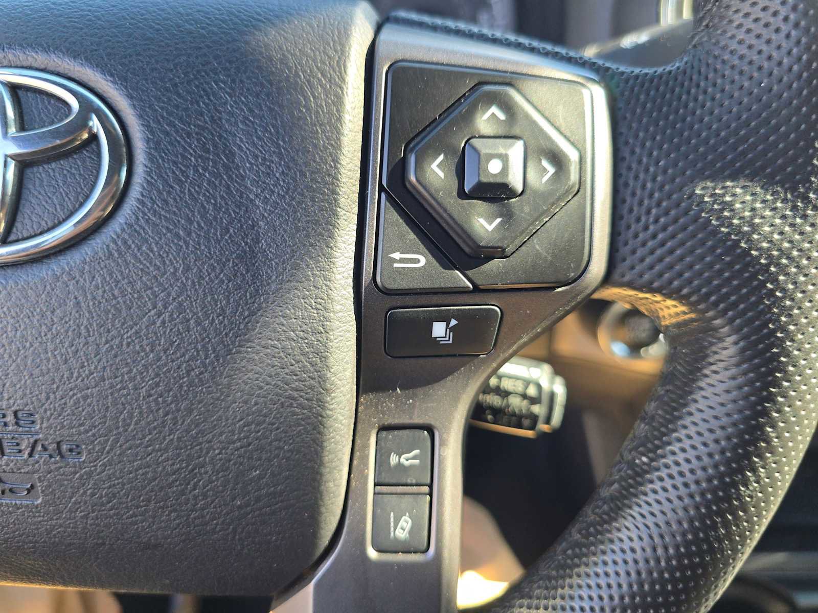 Used 2022 Toyota Tacoma TRD Off-Road image 28