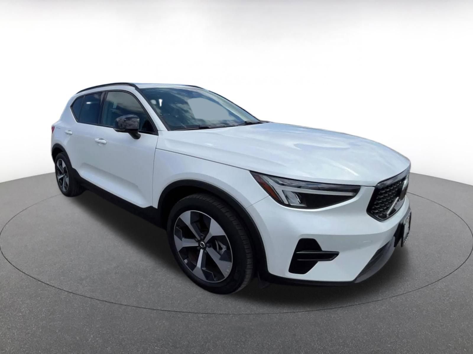 Used 2024 Volvo XC40 B5 Core AWD/4WD image 3