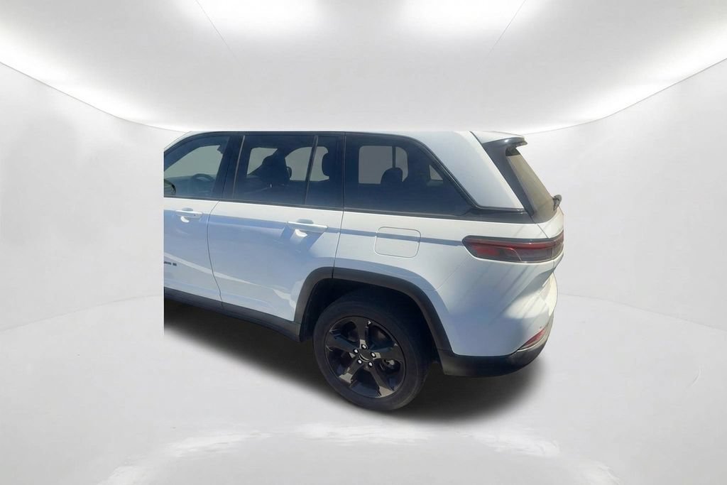Used 2025 Jeep Grand Cherokee Altitude RWD image 8