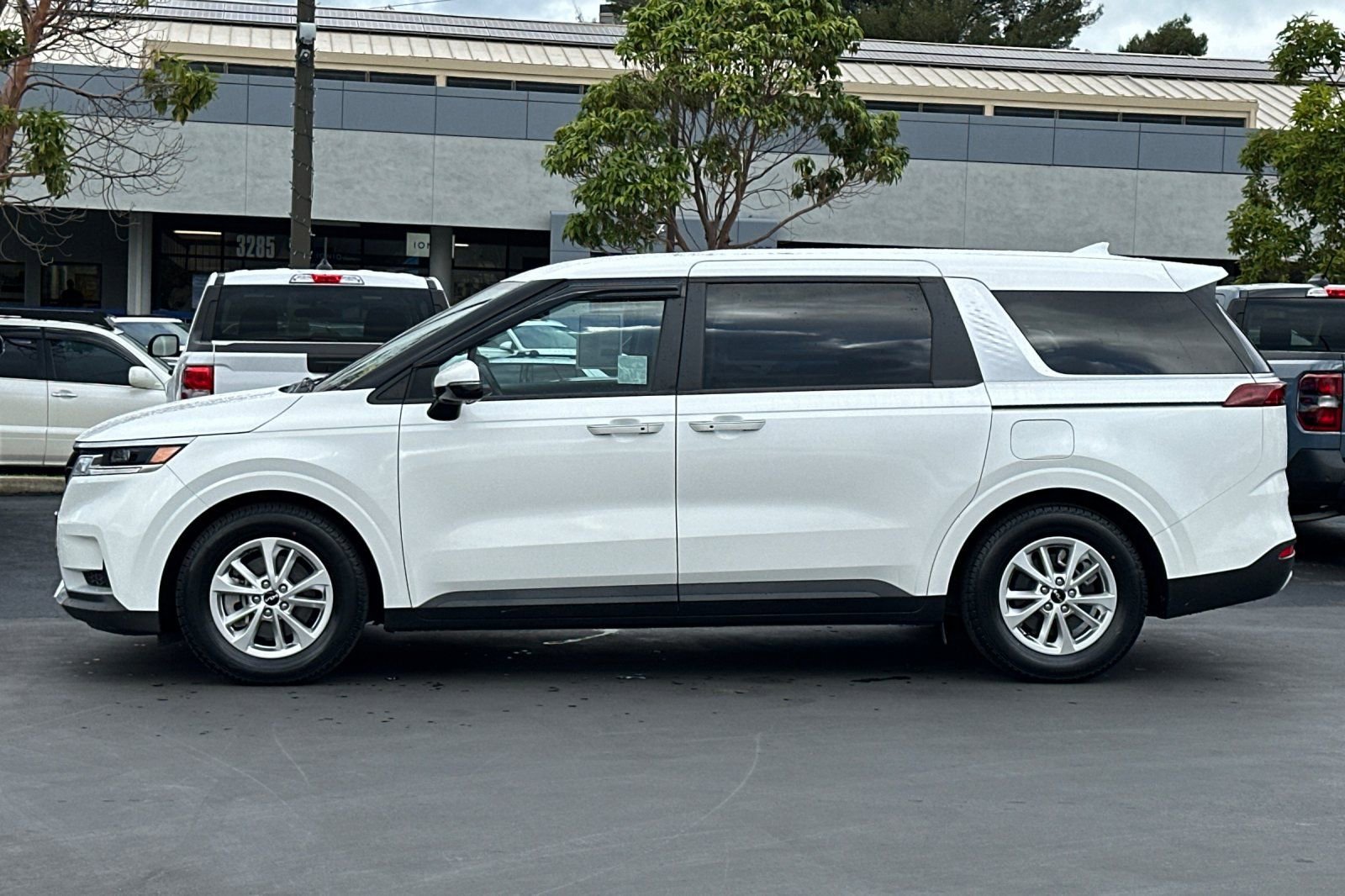 Certified 2023 Kia Carnival LX image 9