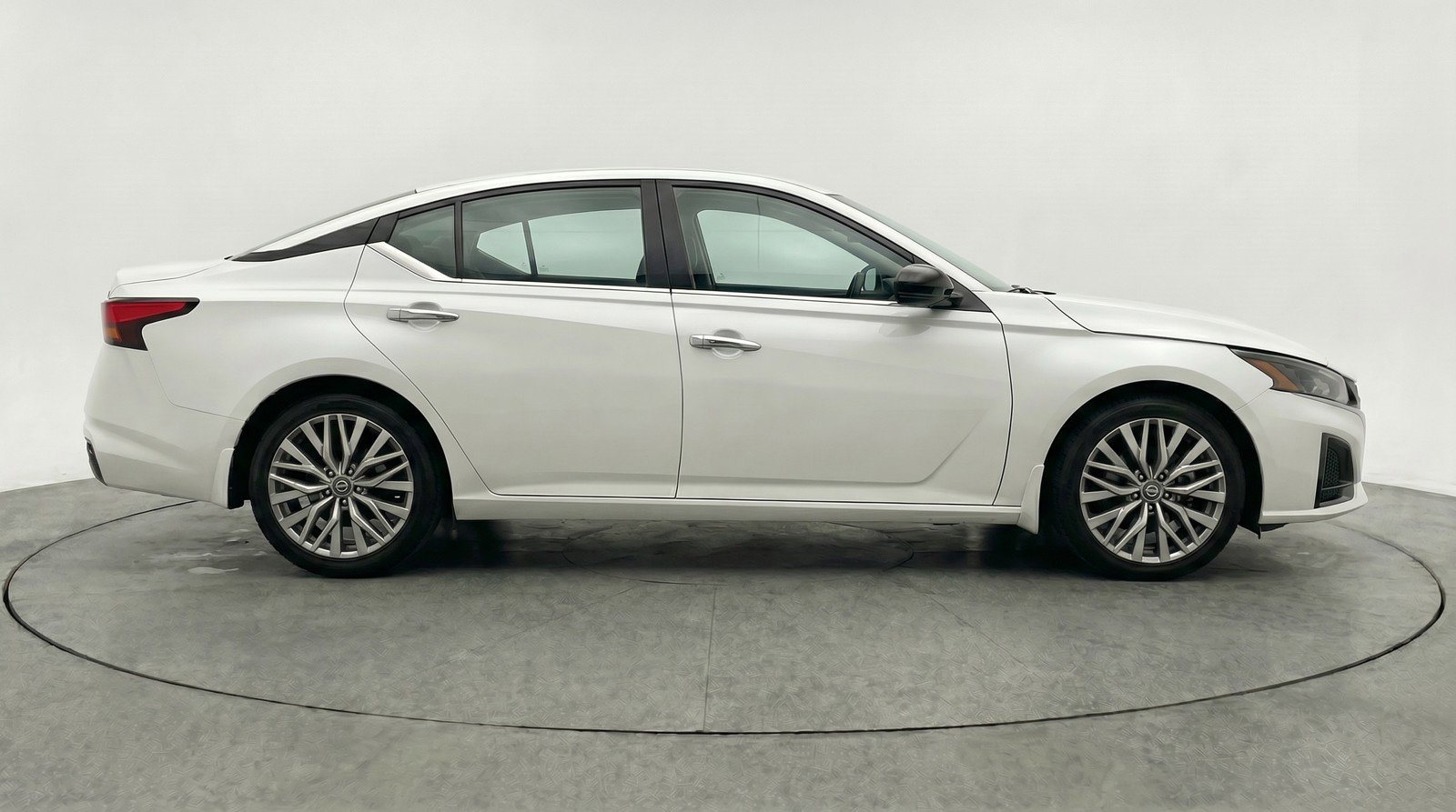 Used 2025 Nissan Altima 2.5 SV FWD image 11