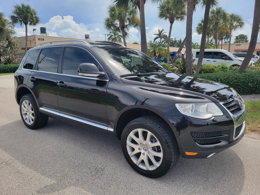 Used 2010 Volkswagen Touareg TDI image 4