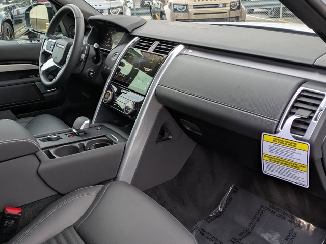 Used 2025 Land Rover Discovery Dynamic SE image 25