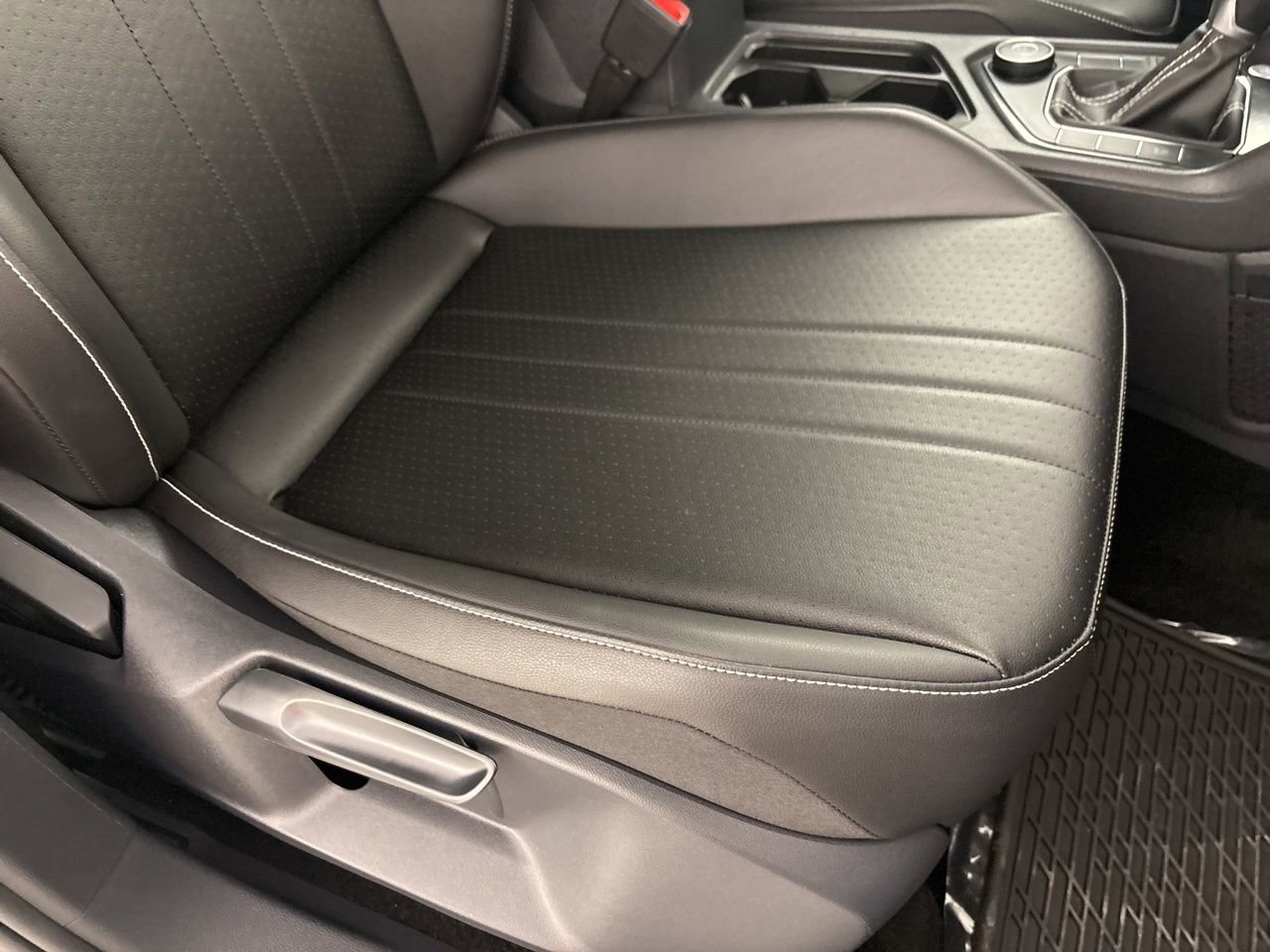 Used 2022 Volkswagen Tiguan SE w/ Panoramic Sunroof Package image 28