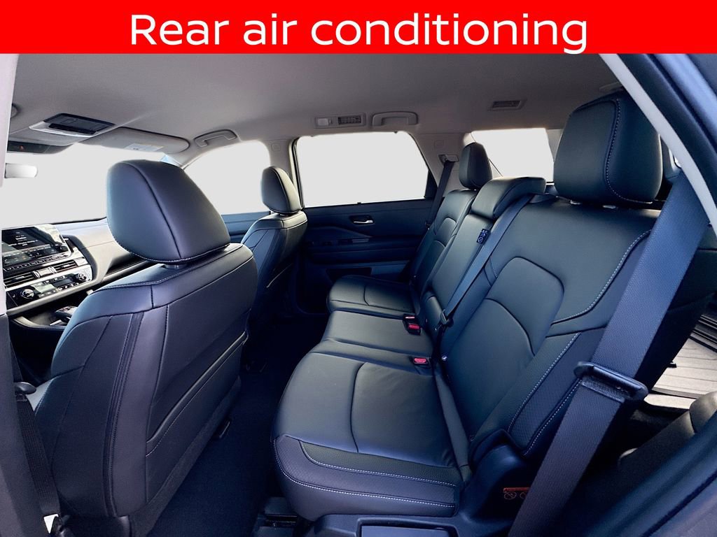 Used 2025 Nissan Pathfinder SL w/ Cargo Package image 18