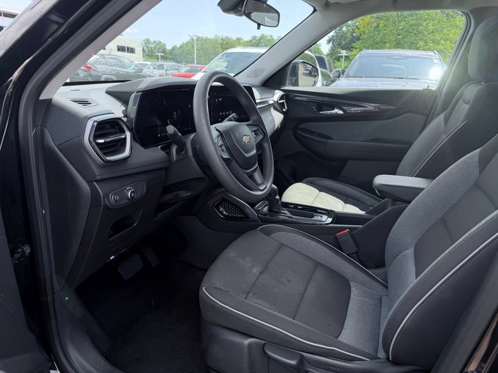 Used 2025 Chevrolet TrailBlazer LT AWD/4WD image 17