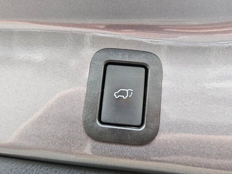 Used 2019 Toyota Highlander XLE image 16