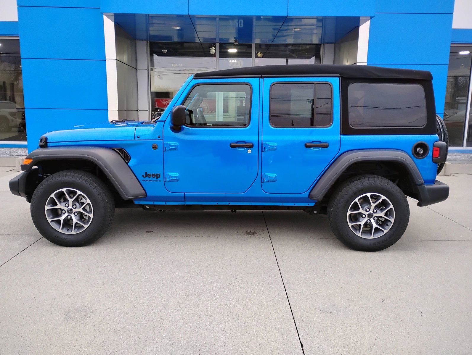 Used 2024 Jeep Wrangler Sport S image 28
