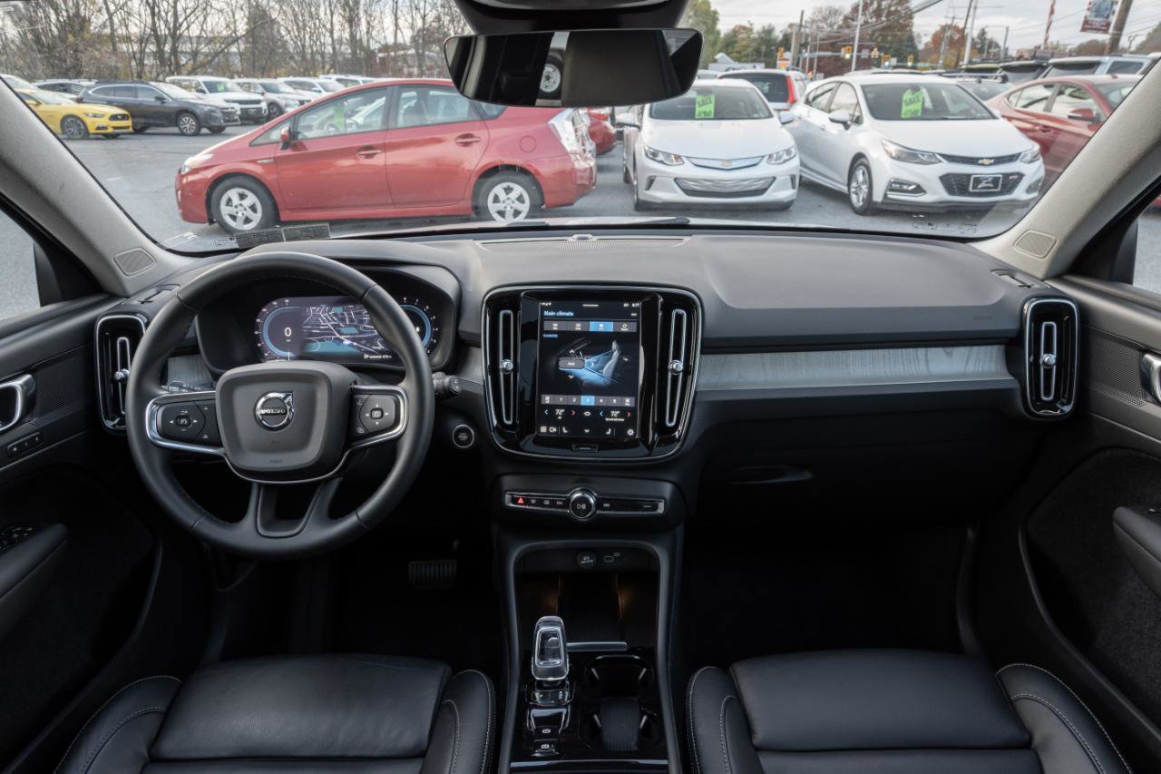 Used 2023 Volvo XC40 B5 Plus AWD/4WD image 25