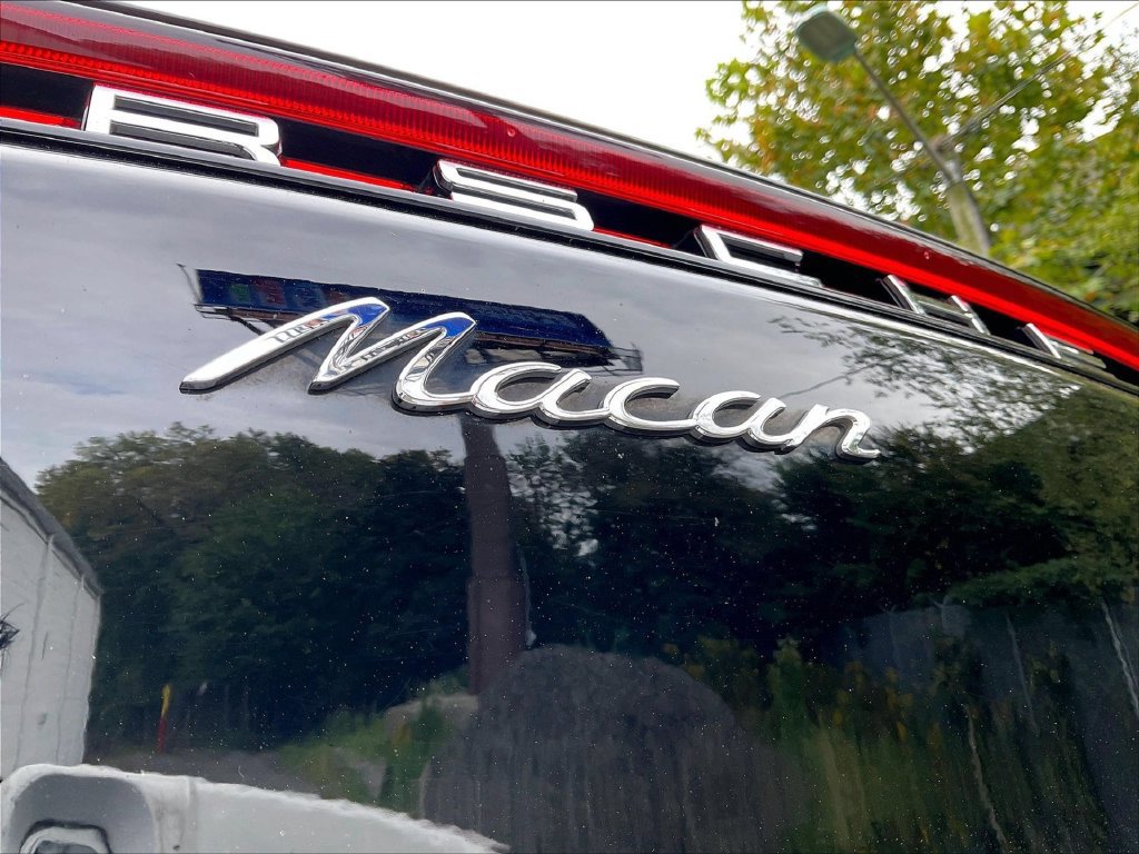 Certified 2023 Porsche Macan AWD/4WD image 33