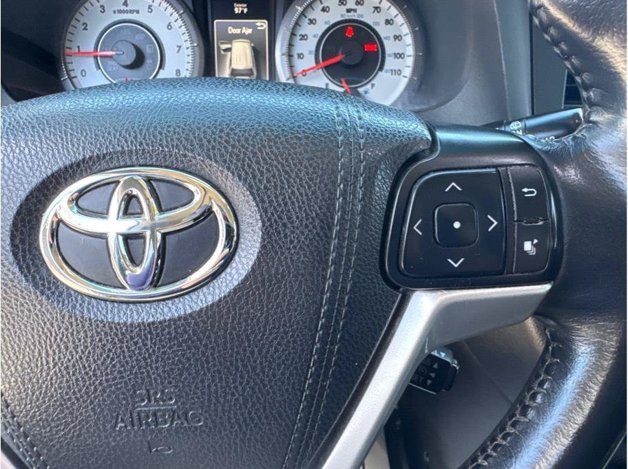 Used 2015 Toyota Sienna SE w/ SE Preferred Package FWD image 30