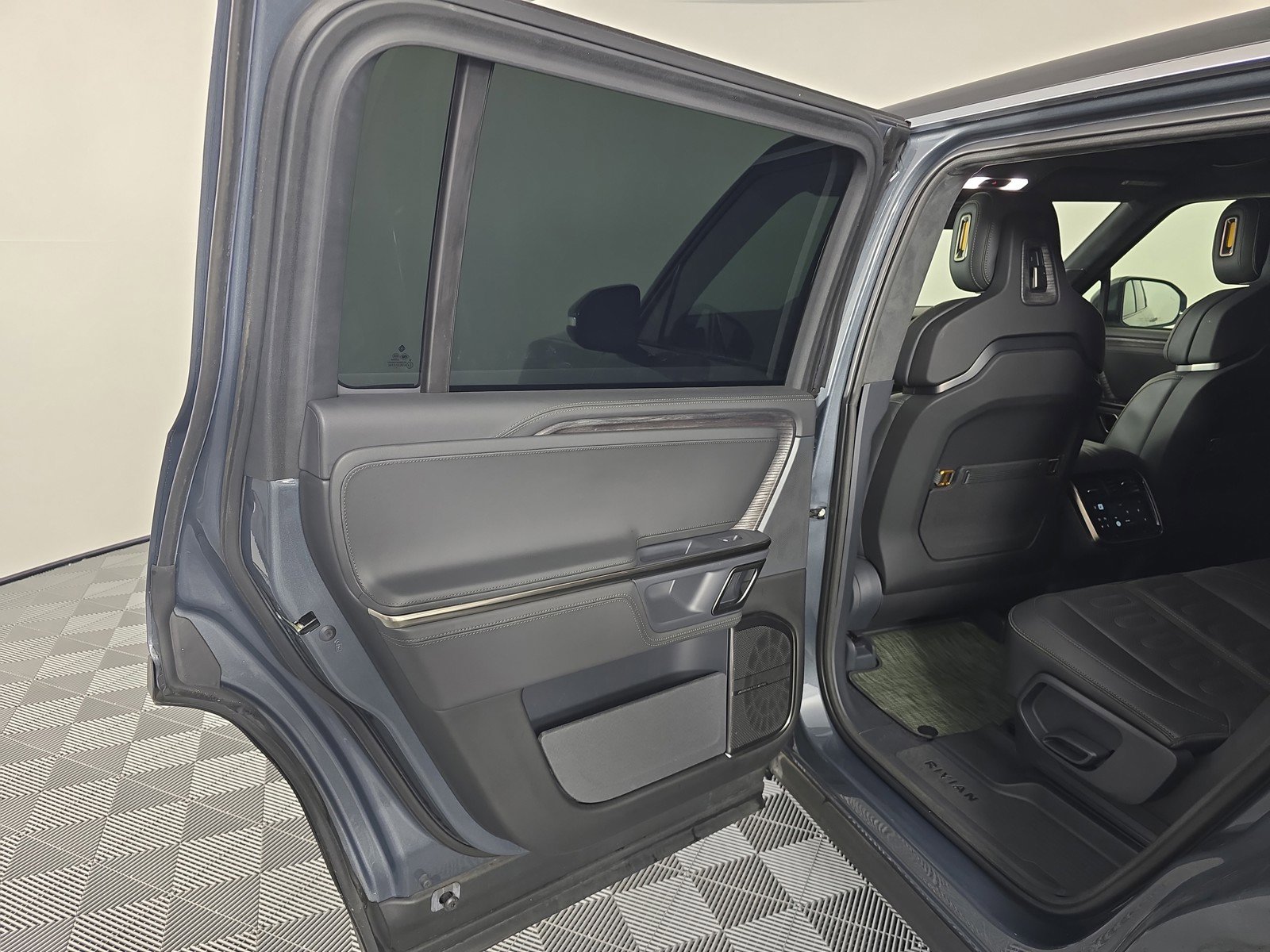 Used 2022 Rivian R1S Launch Edition image 17