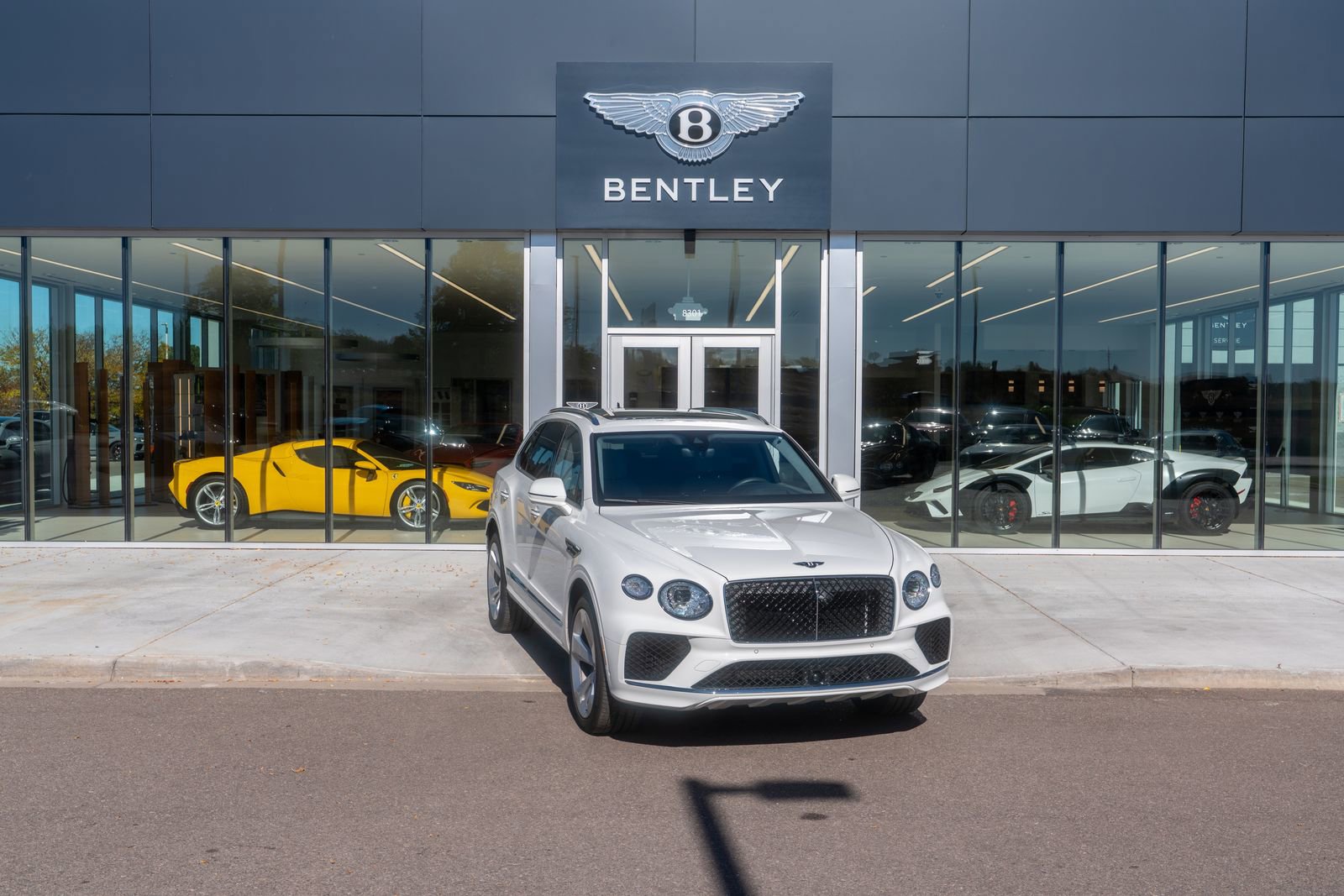 Used 2025 Bentley Bentayga image 1
