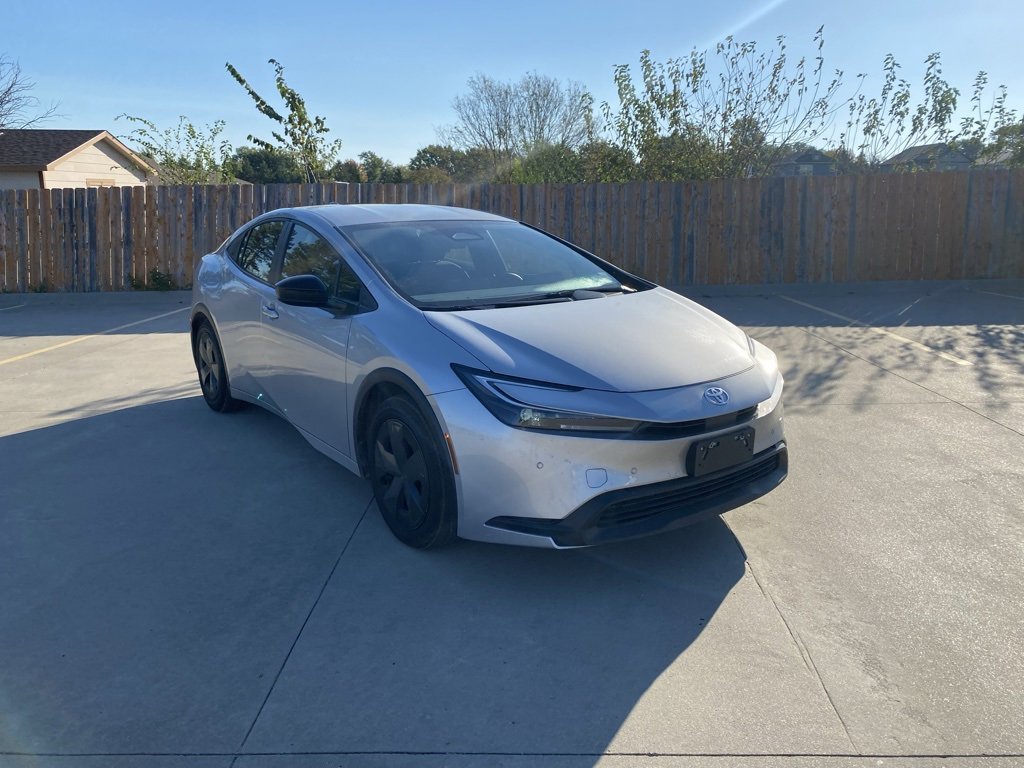 Used 2025 Toyota Prius LE image 1