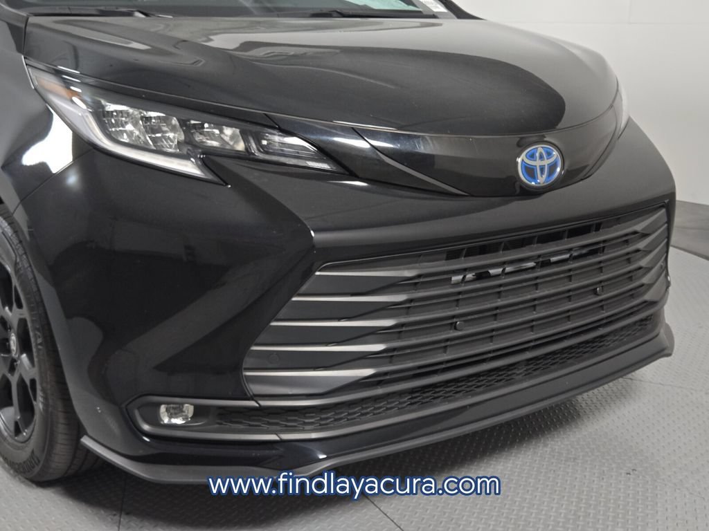 Used 2025 Toyota Sienna XLE Woodland Edition AWD/4WD image 11