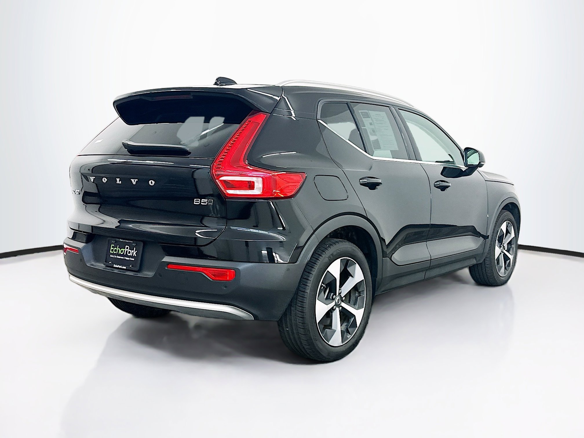 Used 2025 Volvo XC40 B5 Plus AWD/4WD image 9