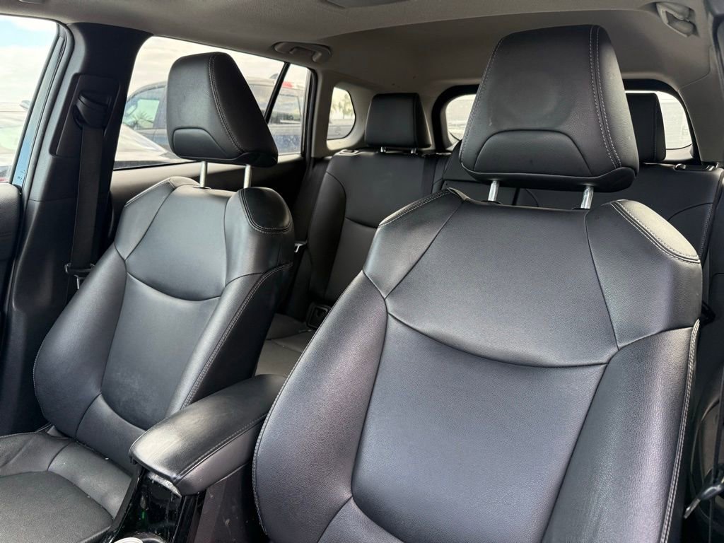 Used 2022 Toyota Corolla Cross XLE w/ Convenience Package FWD image 3