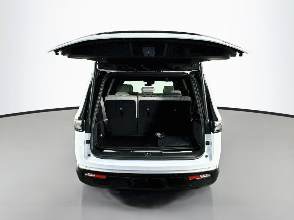 New 2027 Jeep Grand Wagoneer Overland w/ HD Trailer Tow Package AWD/4WD image 16