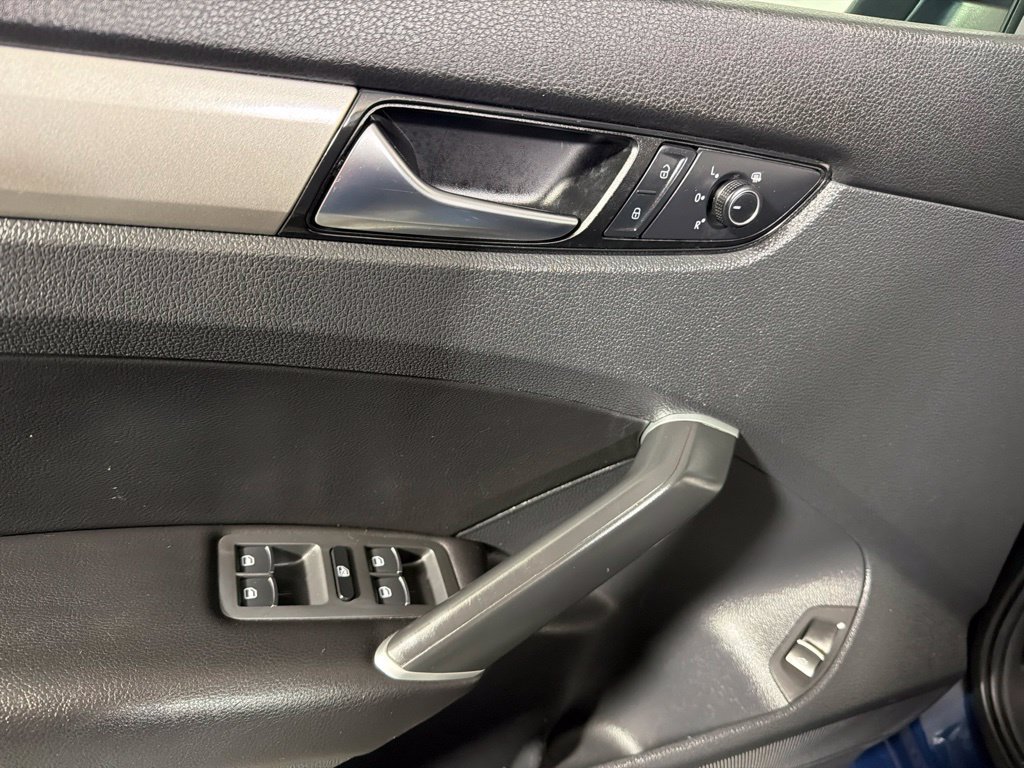 Certified 2022 Volkswagen Passat 2.0T SE FWD image 9