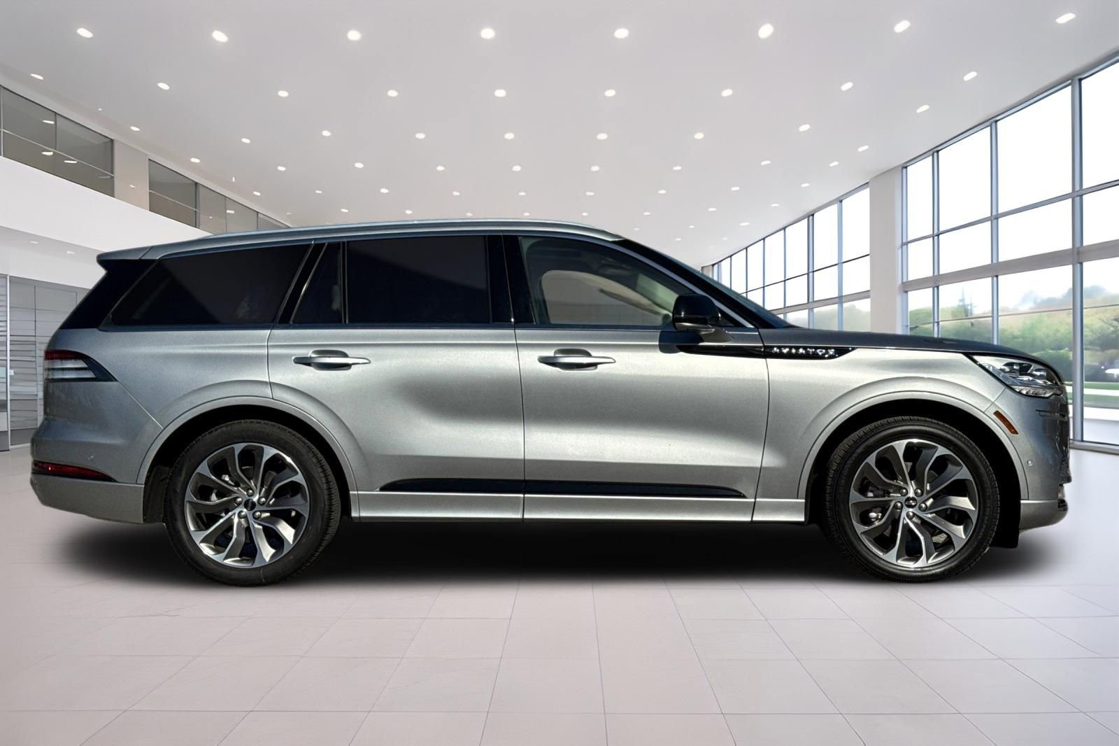 Certified 2021 Lincoln Aviator Grand Touring w/ Equipment Group 302A AWD/4WD image 3