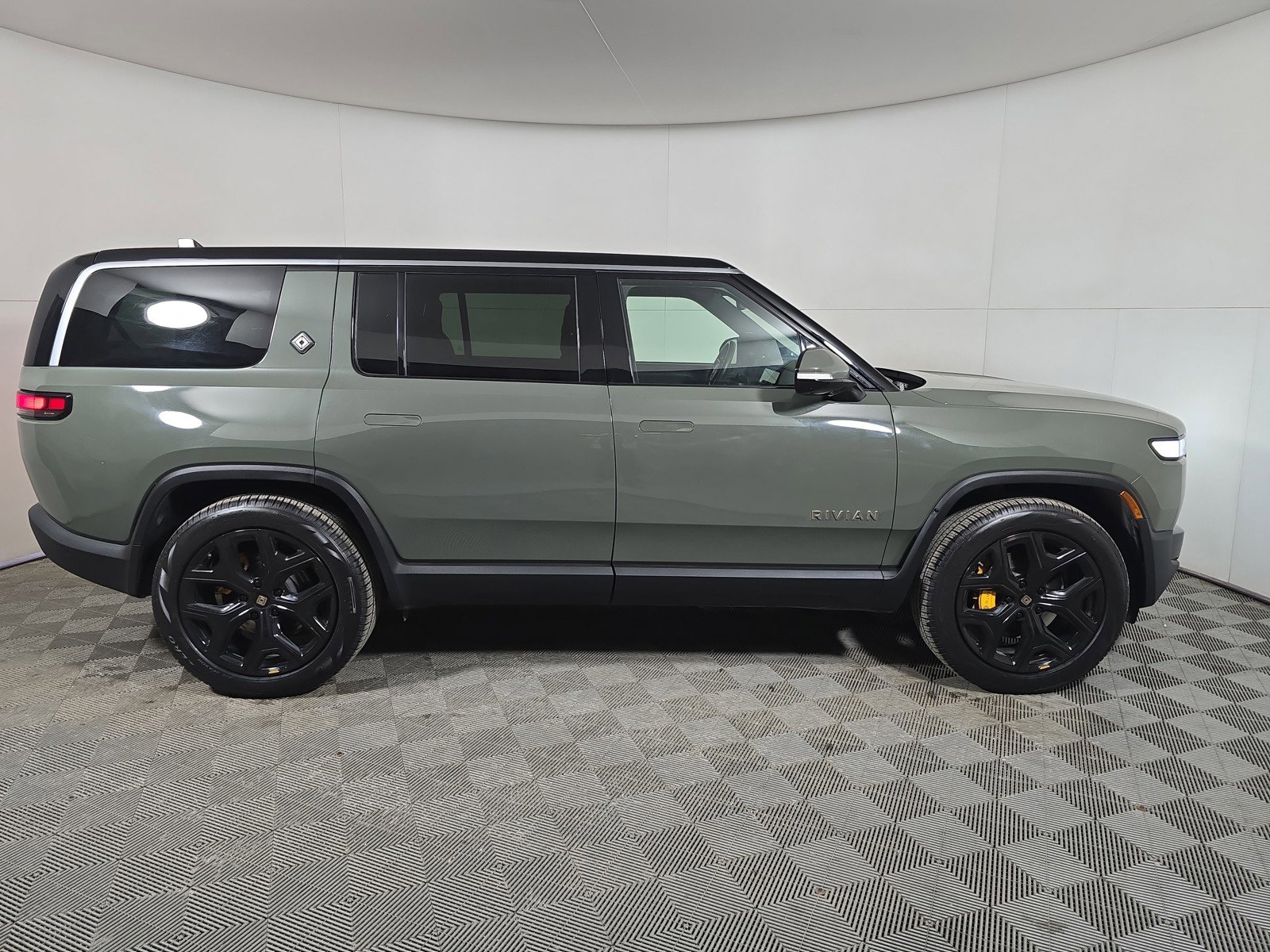 Used 2022 Rivian R1S Launch Edition image 6