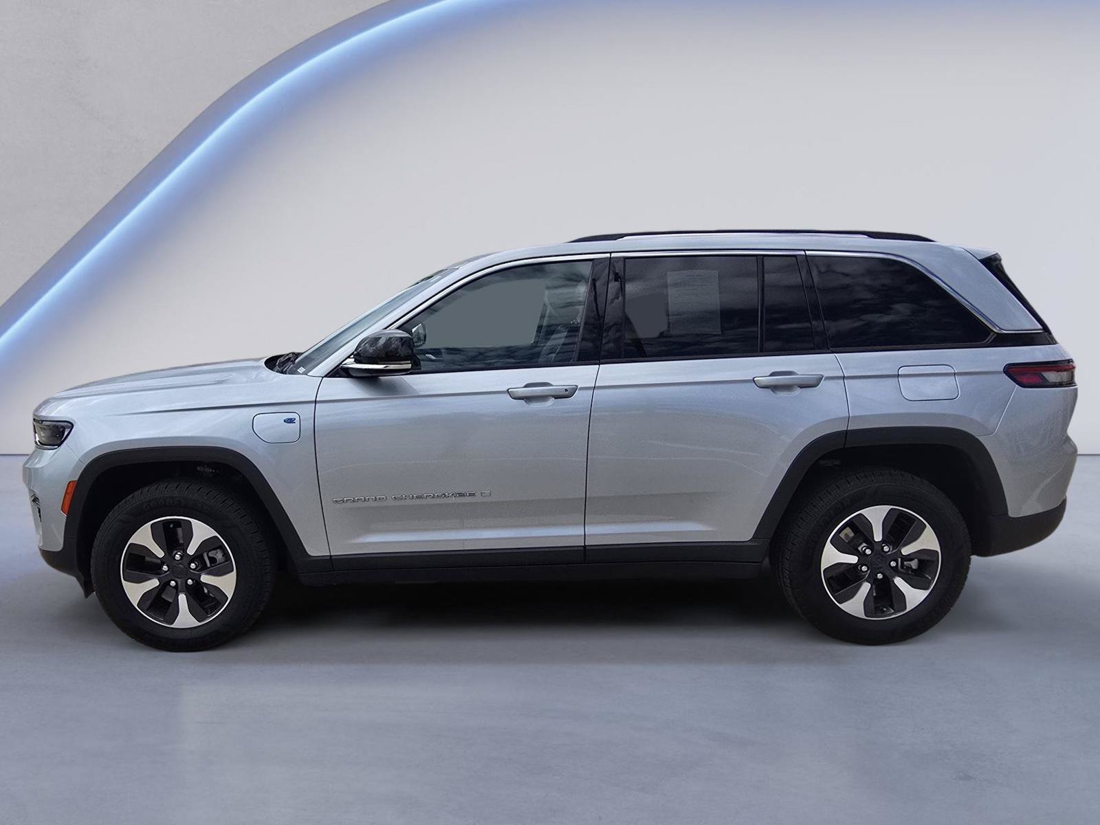 Used 2023 Jeep Grand Cherokee 4WD 4xe image 2