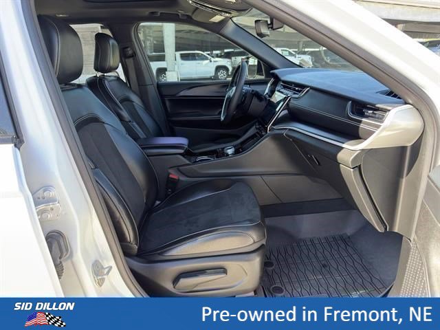 Used 2023 Jeep Grand Cherokee Altitude AWD/4WD image 16