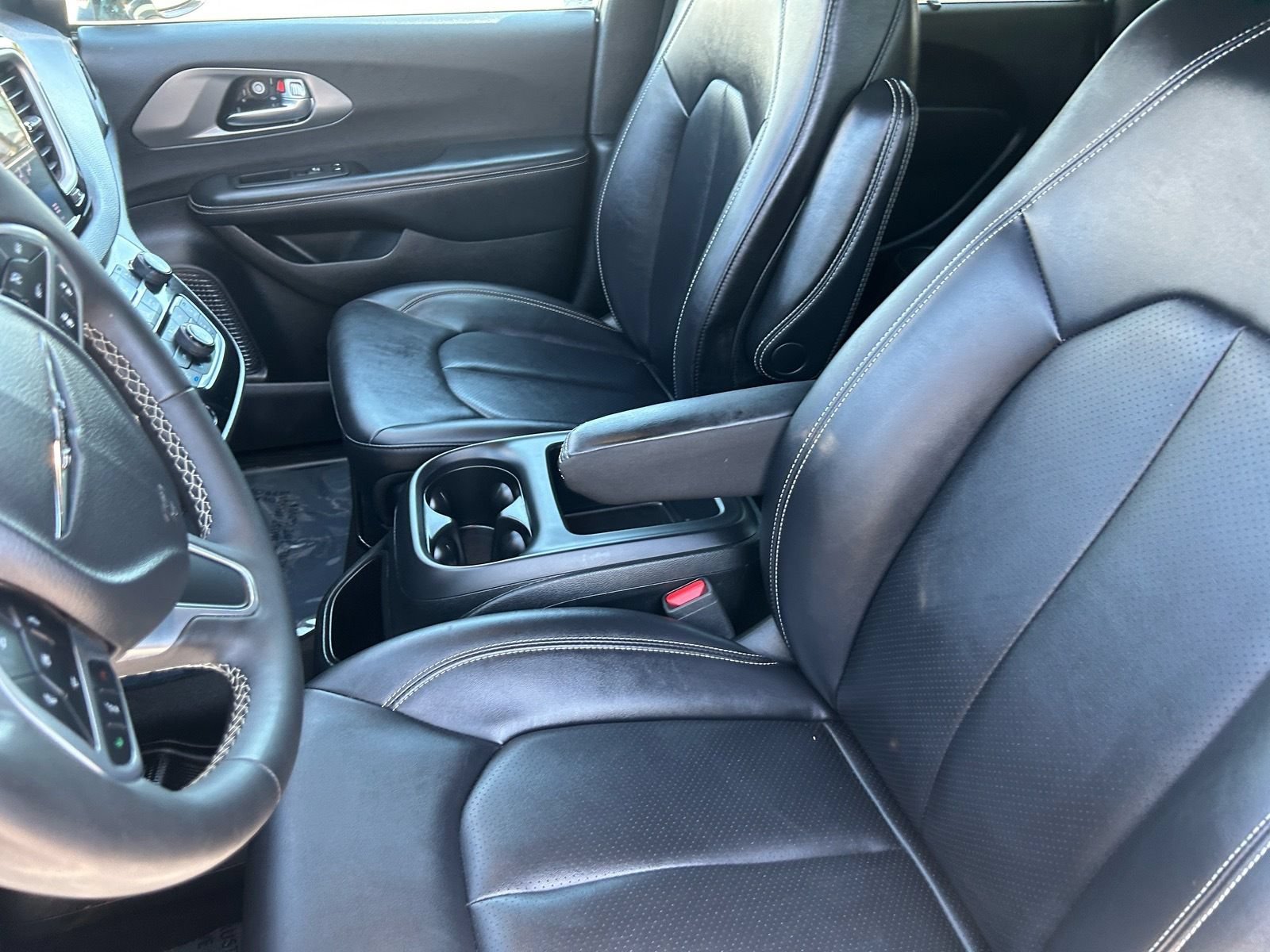 Used 2025 Chrysler Pacifica Select FWD image 18
