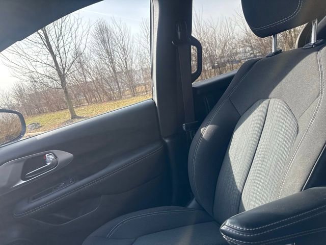 Used 2023 Chrysler Pacifica Touring image 25