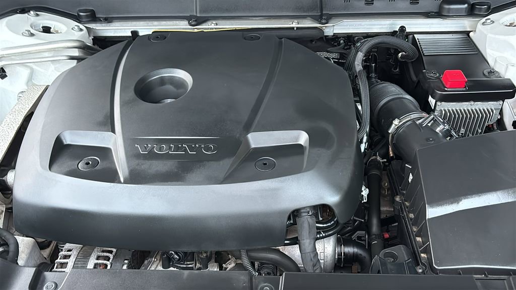 Used 2018 Volvo XC60 T5 Momentum w/ Vision Package image 32