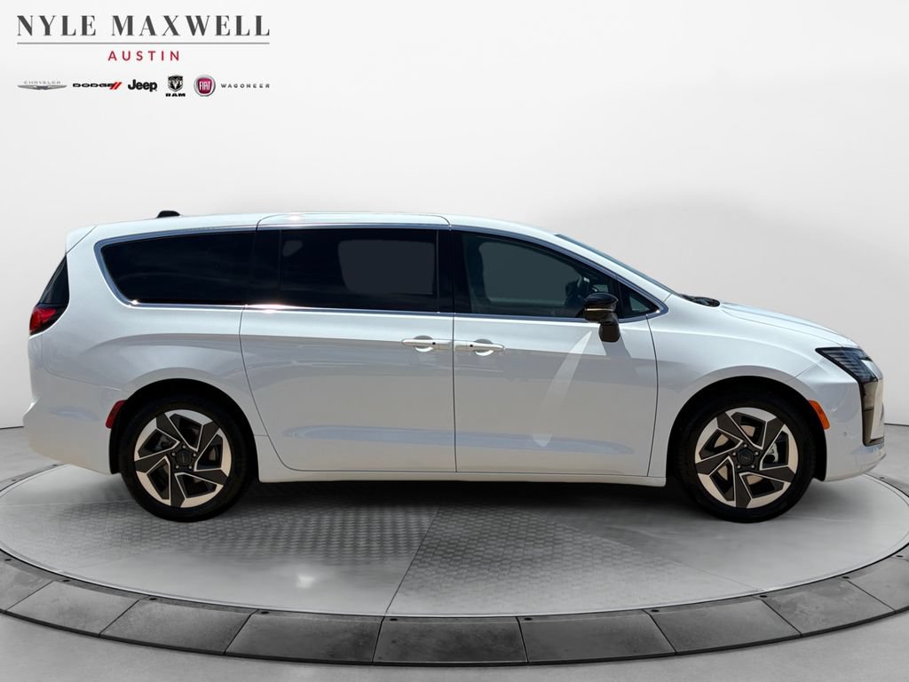 New 2027 Chrysler Pacifica Limited FWD image 17