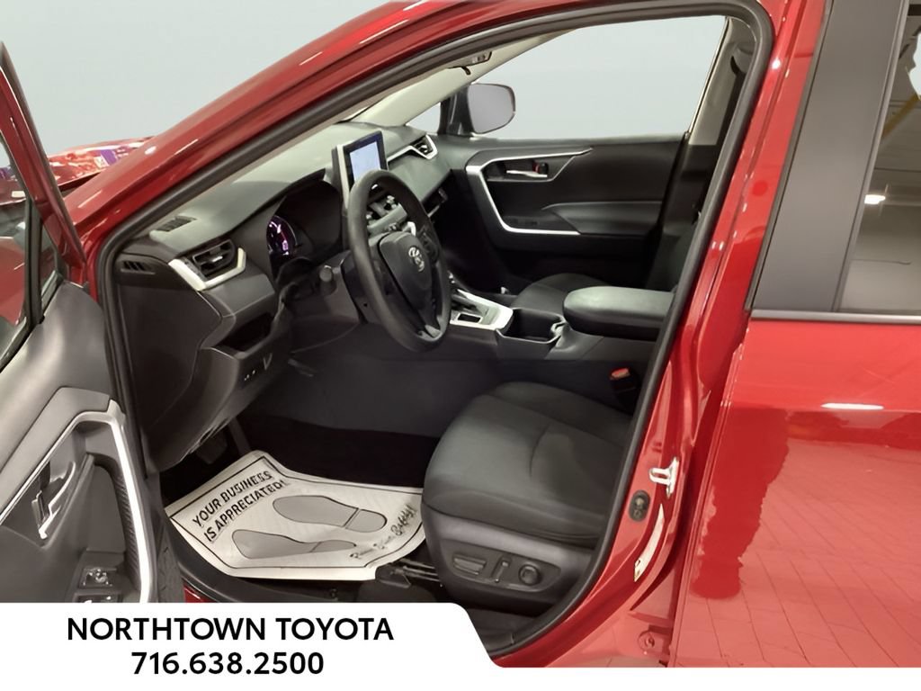 Used 2025 Toyota RAV4 XLE AWD/4WD image 10