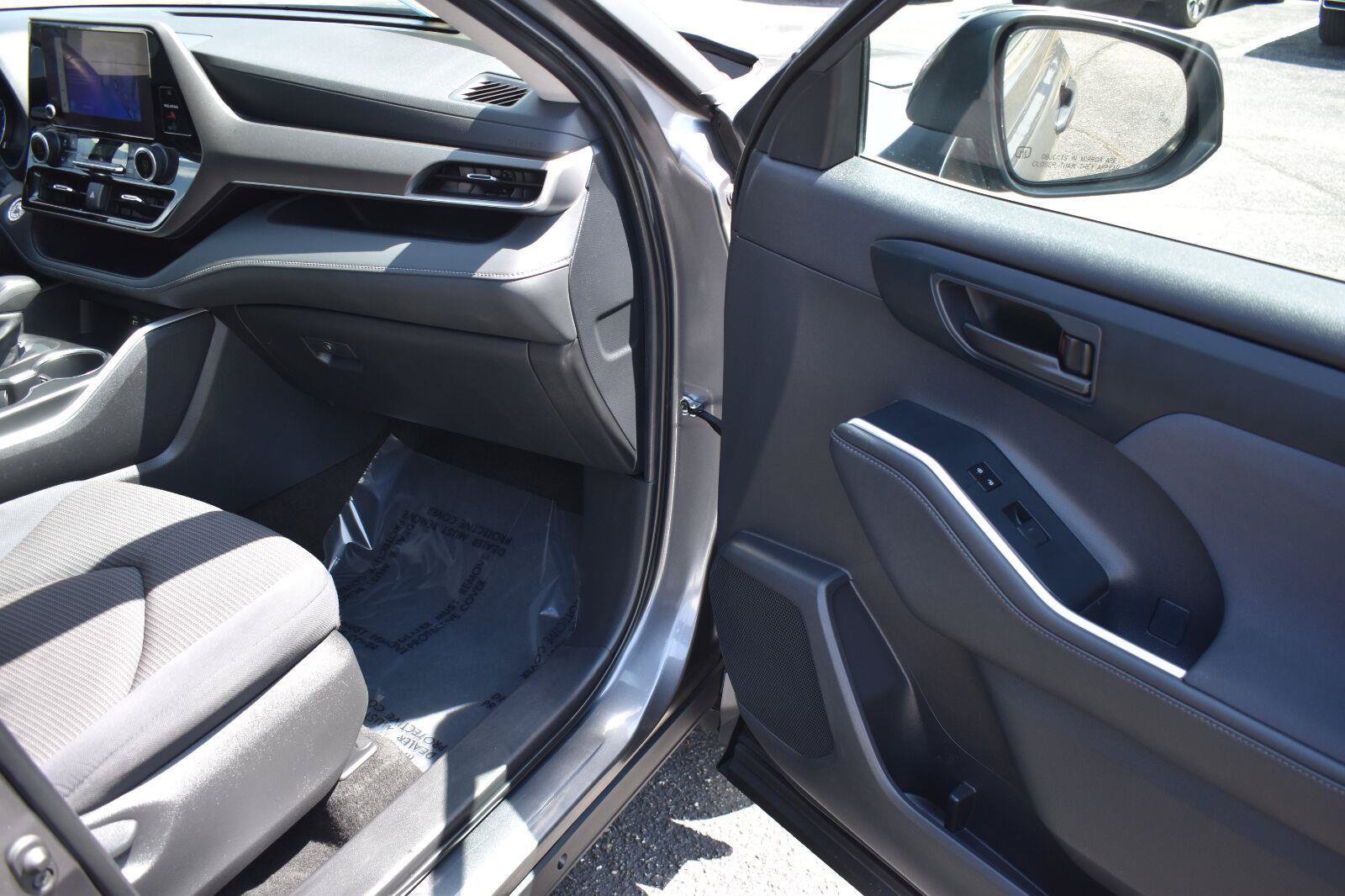 Used 2024 Toyota Highlander LE AWD/4WD image 14