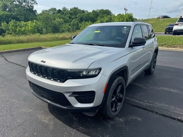 Used 2024 Jeep Grand Cherokee Altitude AWD/4WD image 7