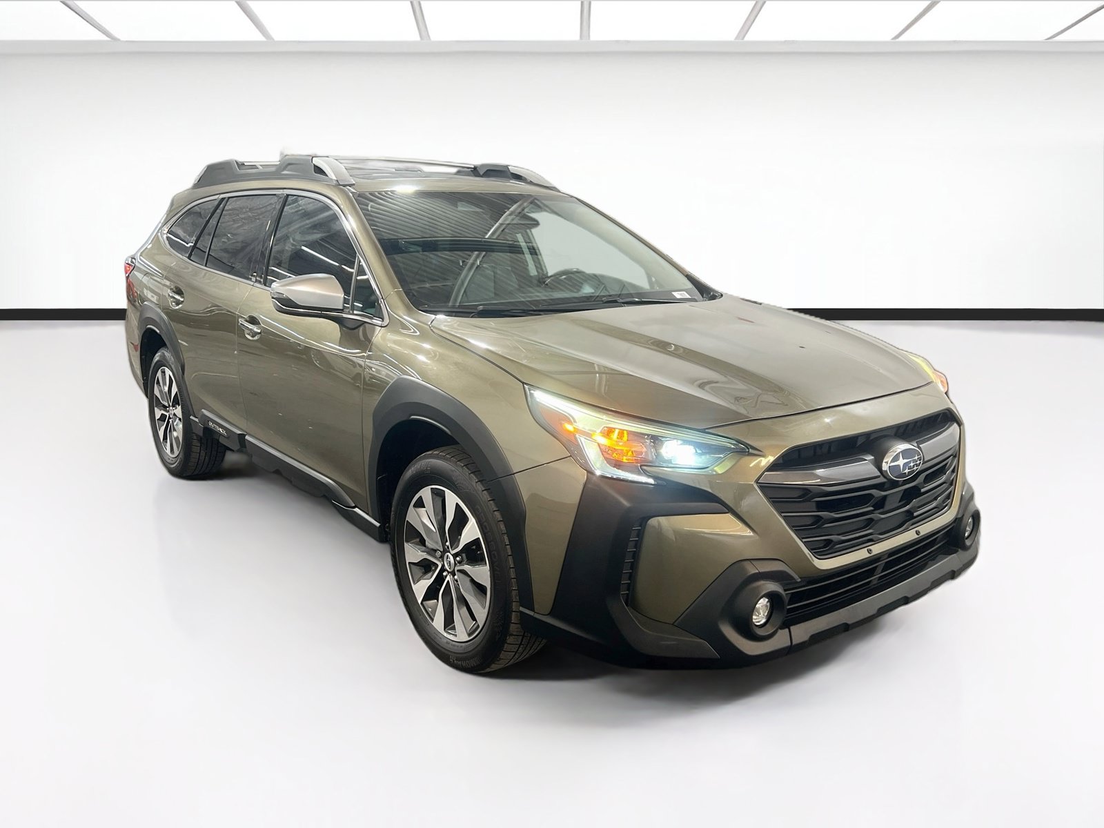 Used 2023 Subaru Outback Touring XT AWD/4WD image 3