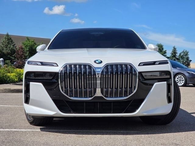 Used 2025 BMW 760i xDrive w/ Executive Package AWD/4WD image 3