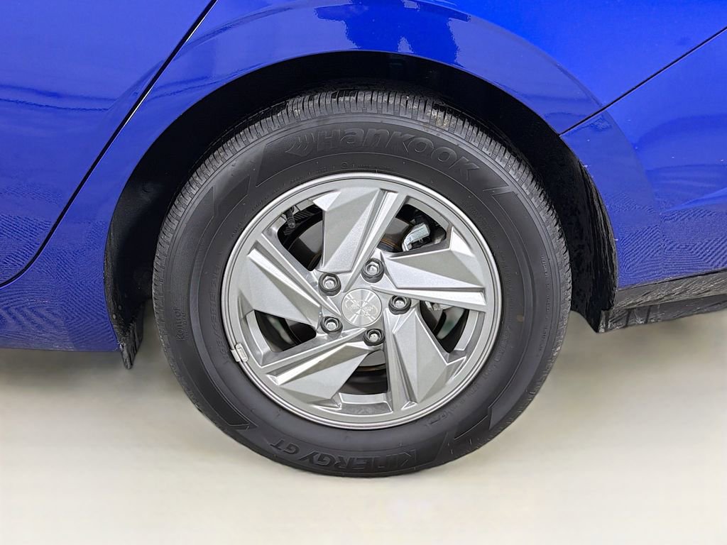 Used 2025 Hyundai Elantra SE FWD image 29
