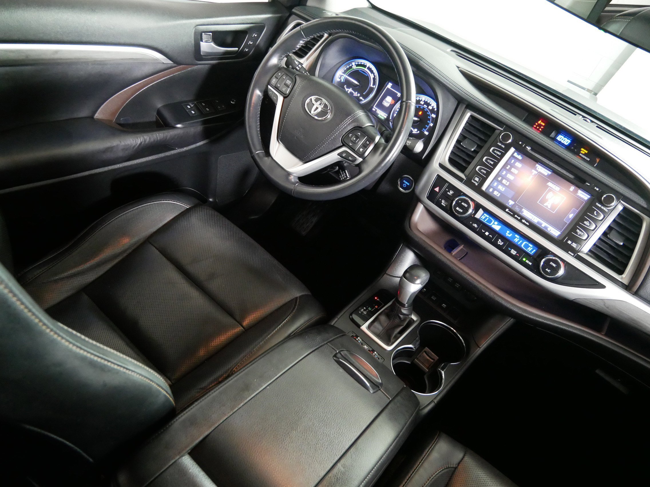 Used 2017 Toyota Highlander Limited AWD/4WD image 9