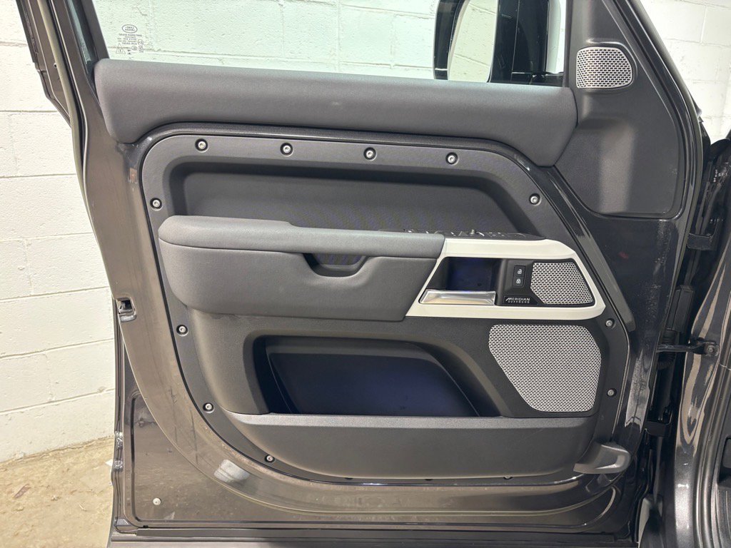 Used 2023 Land Rover Defender 130 X-Dynamic SE image 24