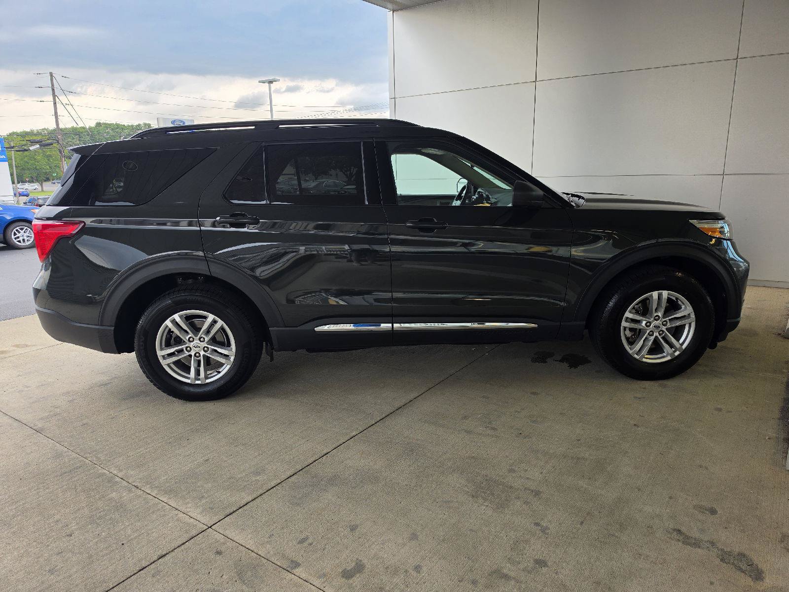 Used 2023 Ford Explorer XLT w/ Equipment Group 202A AWD/4WD image 4