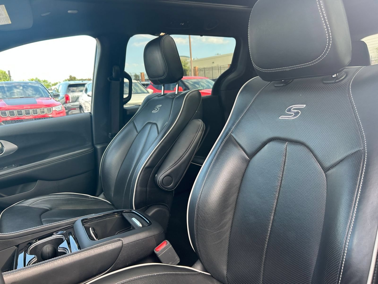 Used 2025 Chrysler Pacifica Limited FWD image 34
