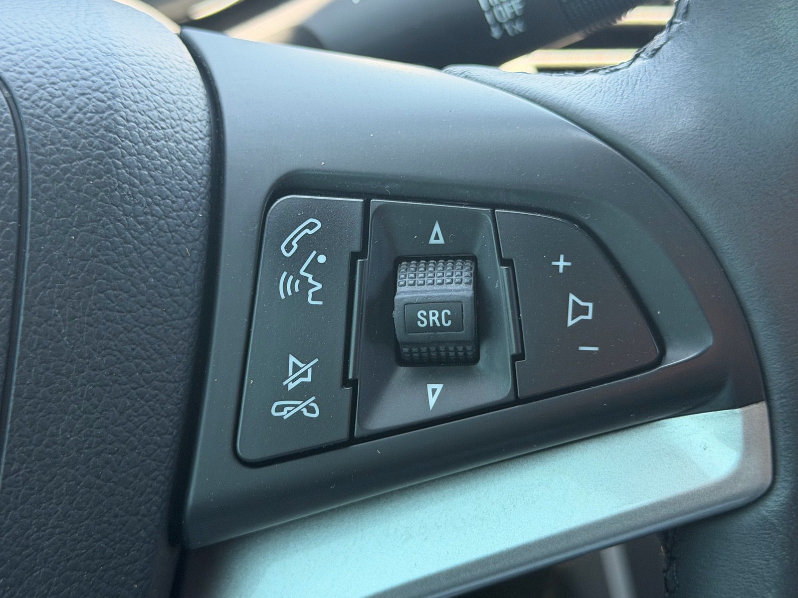 Used 2020 Chevrolet Trax LT w/ LT Convenience Package FWD image 21