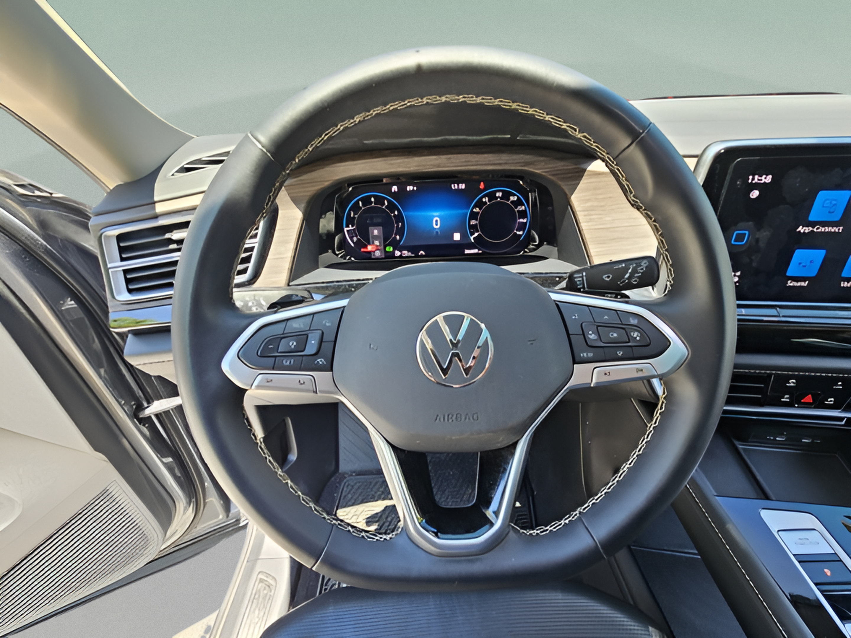 Used 2024 Volkswagen Atlas SEL AWD/4WD image 22