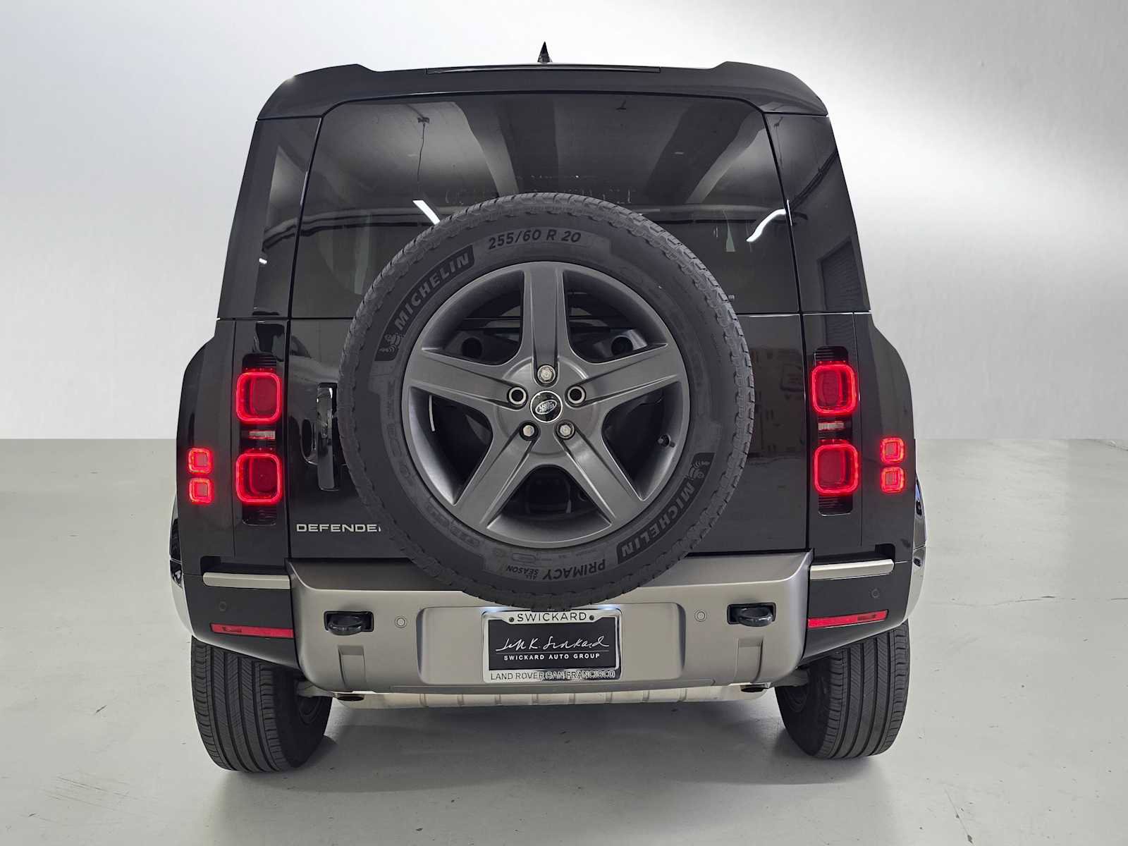 Used 2025 Land Rover Defender 90 X-Dynamic SE image 4