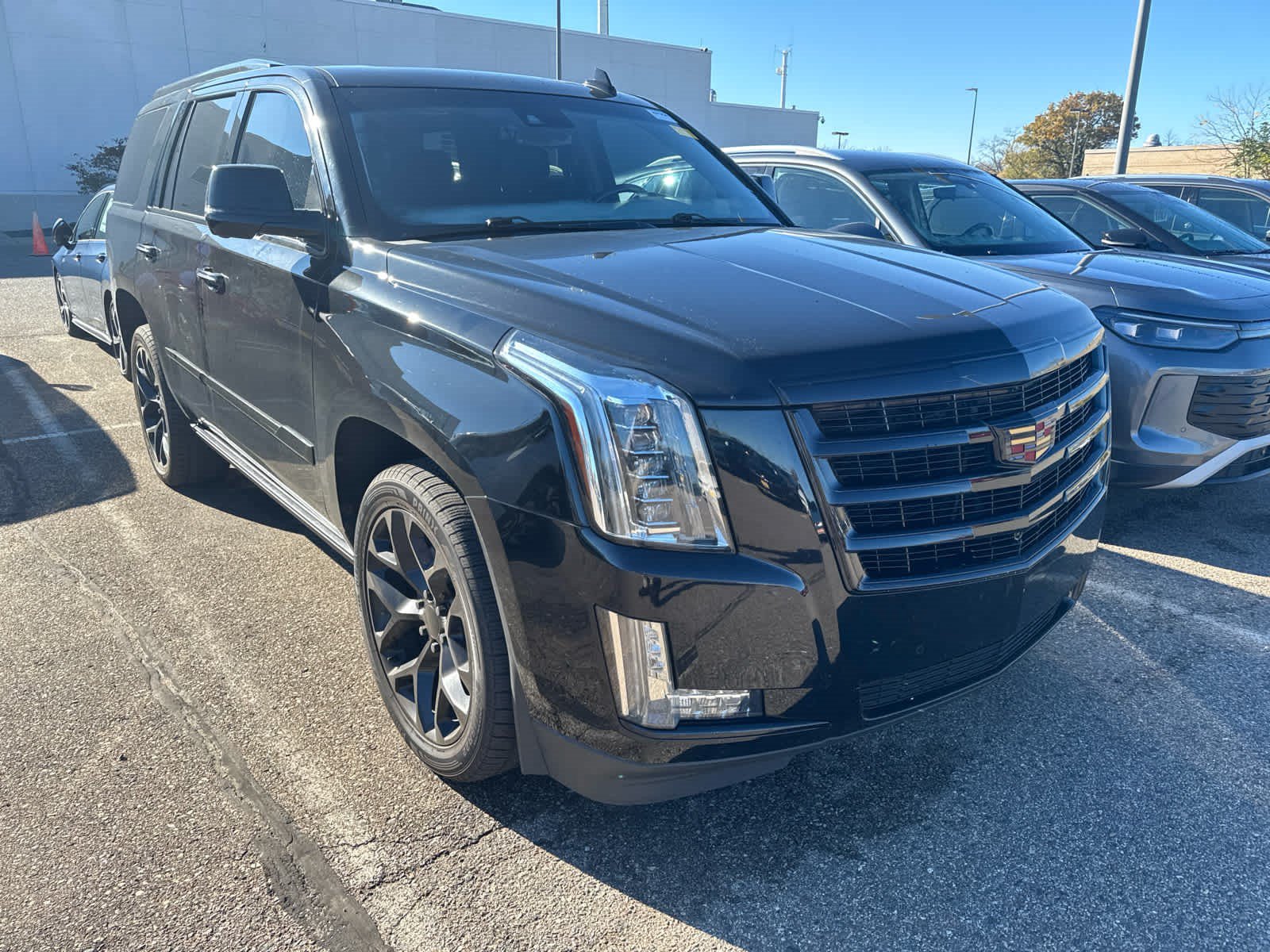 Used 2019 Cadillac Escalade Premium Luxury AWD/4WD image 2