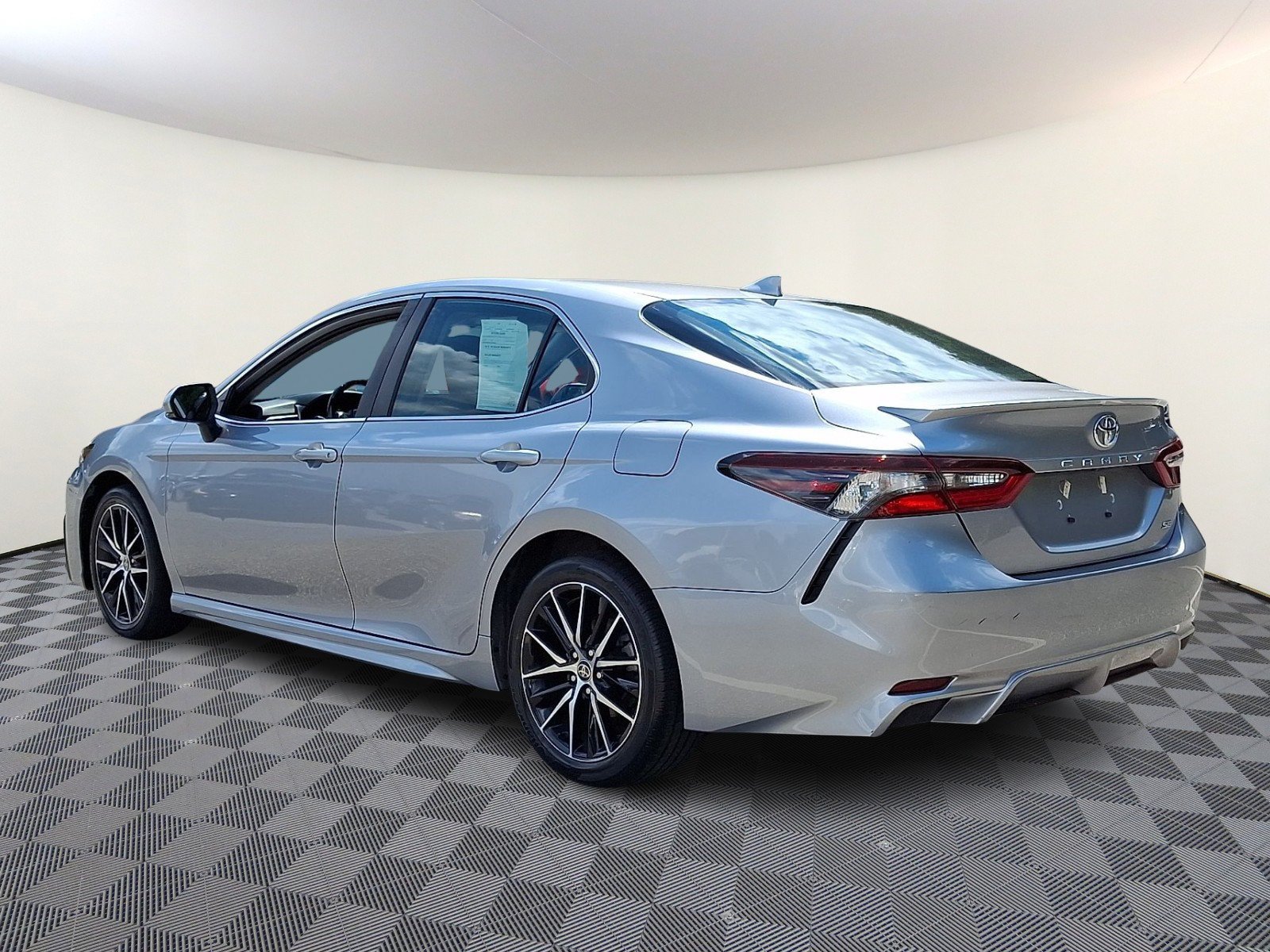 Used 2022 Toyota Camry SE FWD image 4