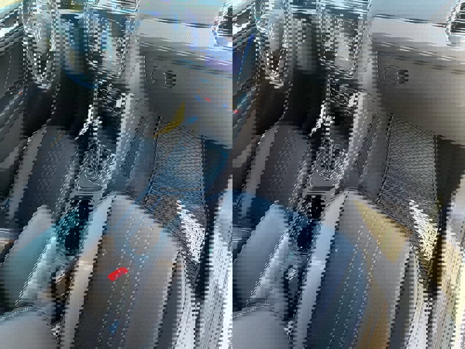 Used 2022 Volkswagen Tiguan SE image 2