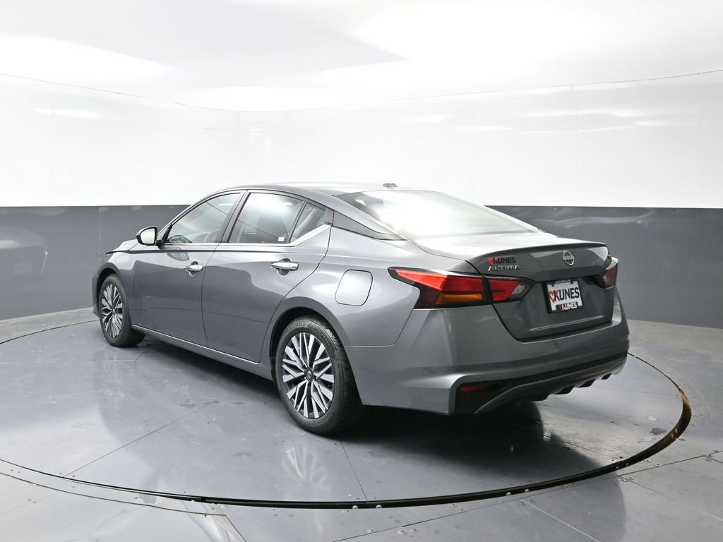 Used 2024 Nissan Altima 2.5 SV image 11